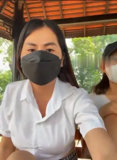Poster of 2 chị em n.ứng lol lắm rồi