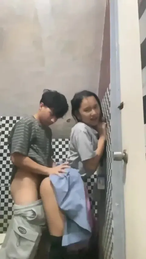 Poster of Bạn thân dắt nhau vào toilet trường học đụ nhau liều lĩnh là đụ không bao.