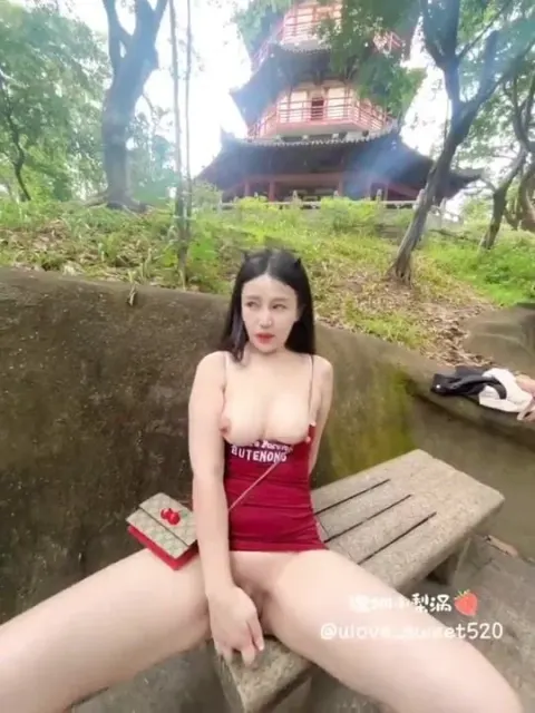 Poster of Dâm nữ tq vú bự nứng lồn ra công viên ngồi móc lồn public bắt b trai quay video