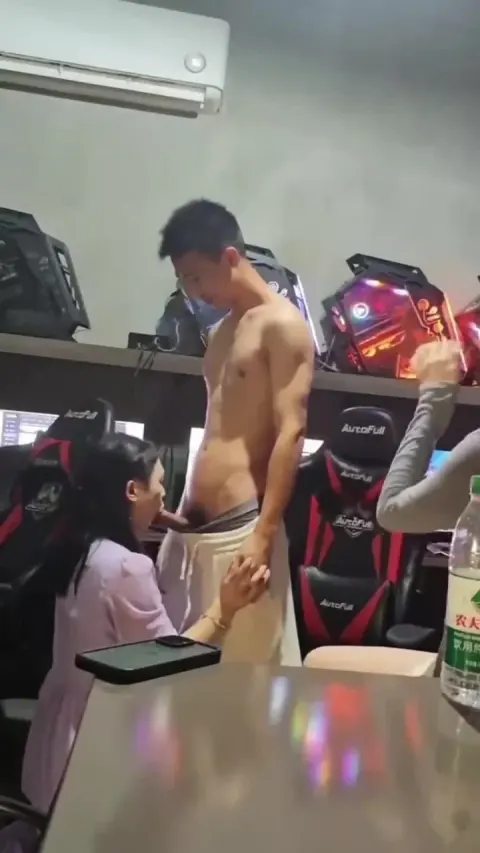 Poster of Dân người yêu ra quán nét được 2 em gái dâm bú cu dâm đãng