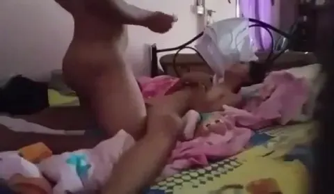 Poster of Em gái 2k4 còn đang mê man say ngủ anh họ thấy ngủ ko mặc đề liền leo lên đụ.
