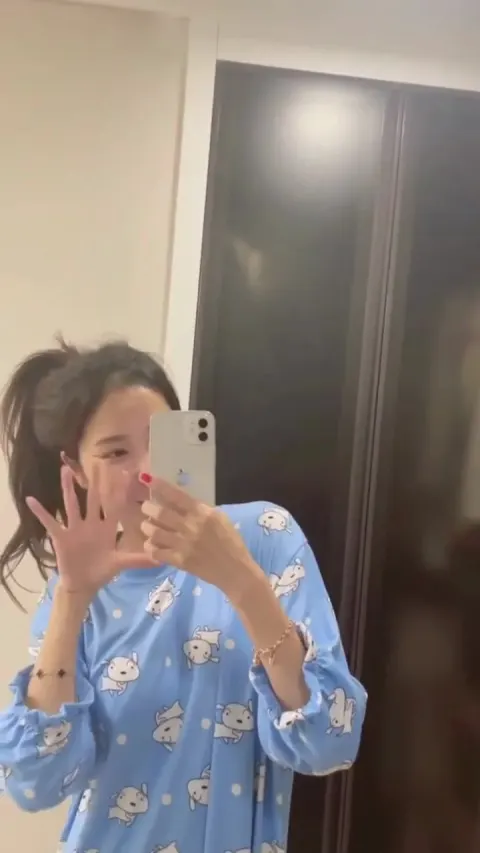 Poster of Em Gái Mới Lớn show hàng trước gương xem mà muốn đè ra địt nứng vl