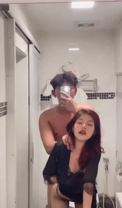 Poster of Em ny chưa kịp cởi đồ đã bị lôi vào nhà vệ sinh địt tung lồn