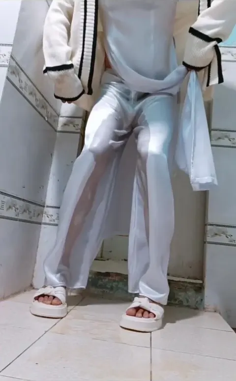 Poster of Em sinh viên mắc đái nhưng ko kịp phải đái ra quần gục ngã trước cửa thiên đàng.