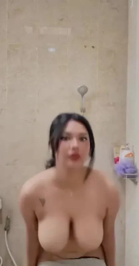 Poster of Gái xinh chubby vú to lồn múp vừa tắm vừa quay video cho trai xem