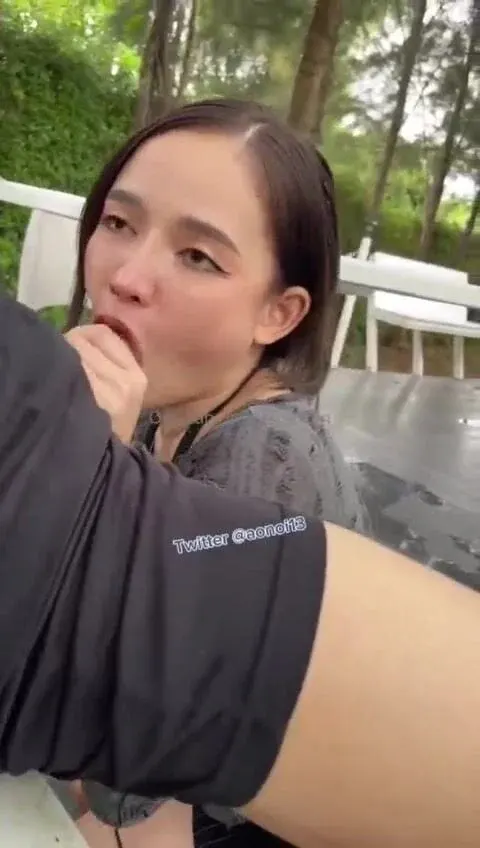 Poster of Ghệ dâm vú tròn nứng lồn đi du lịch cùng ck còn gạ ng lạ đụ public bắn tinh lên mặt