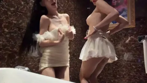 Poster of Hai em gái xinh đi bar vào nhà vệ sinh gạ gẫm trai dâm đãng