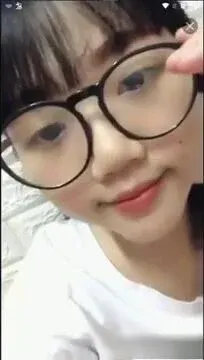 Poster of mới gạ có xíu mà em Tú 2k4 đã cho xem hết cả người