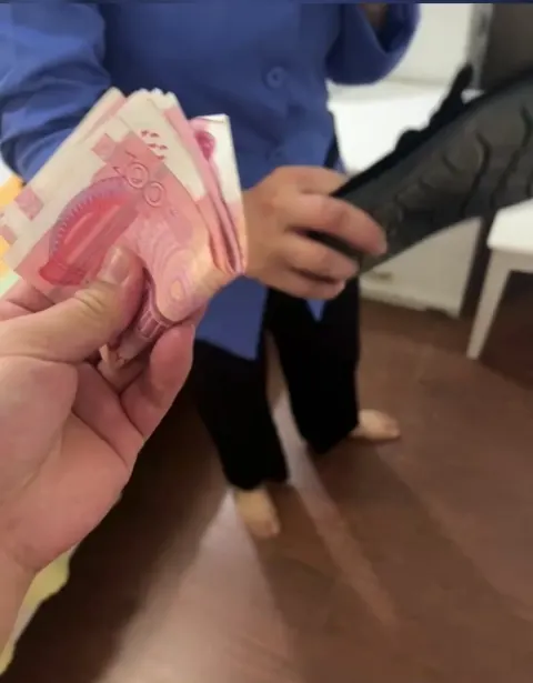 Poster of Ông chủ nhà cho tiền cô giúp việc để gạ địt sờ vú sờ lồn