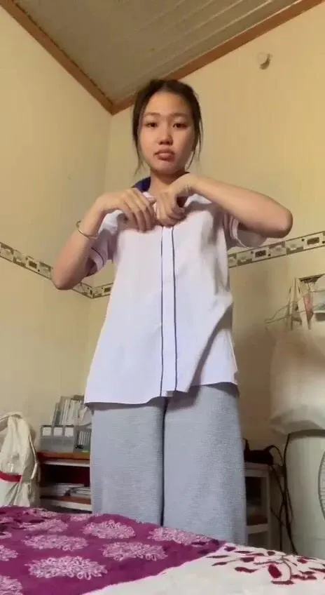 Poster of trốn vào phòng thủ dâm may không bị bố mẹ phát hiện