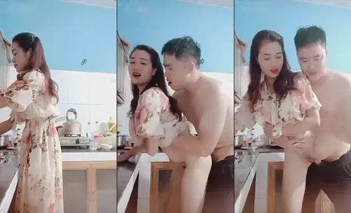 Poster of Em đang nấu ăn anh cũng kéo váy em lên chịch ngay tại bếp