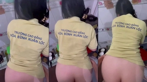 Poster of Em sinh viên Cao đẳng Hòa Bình Xuân Lộc HBXLC đang nấu ăn anh cũng kéo quần chịch trong bếp