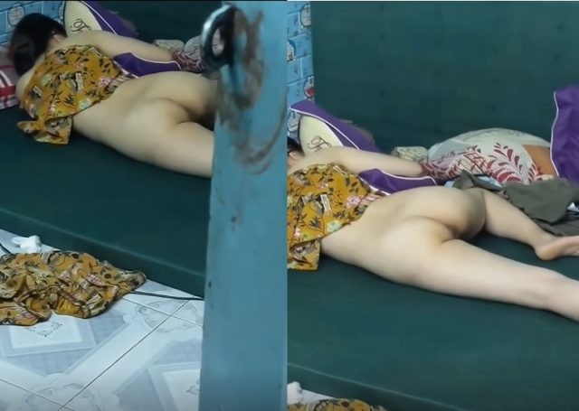 Quay lén em gái ngủ không mặc quần lót